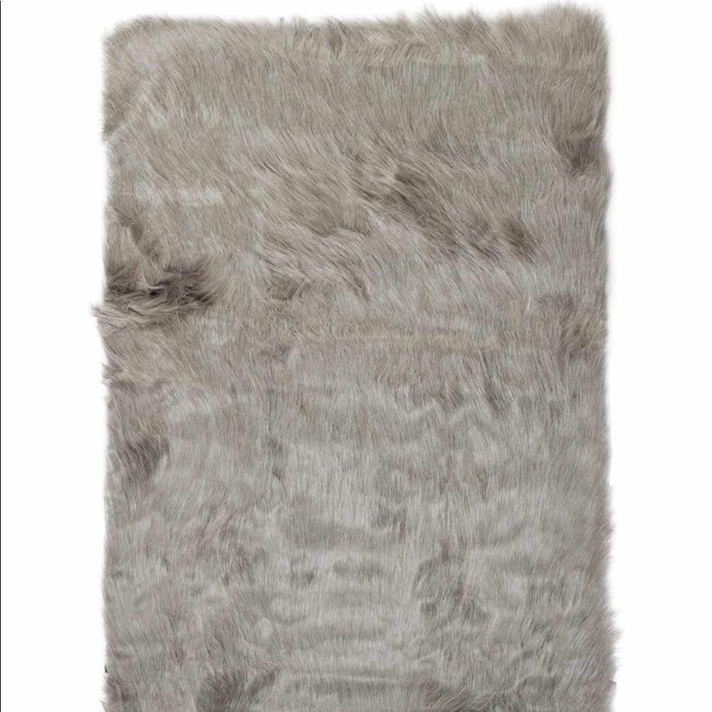 Luxe faux fur rectangular rug 2’x3’ NEW